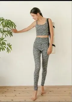 emmi yoga ボタニカル柄 ヨガウェア 上下セット ブラウン - メルカリ