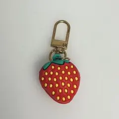 イチゴ型キーホルダー　いちご　チャーム　かわいい　赤　リアル　レッド