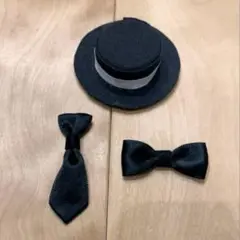 結婚式イニシャルオブジェなどに使えそうなミニハットとネクタイ新郎セット