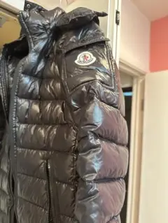 黒のロングダウンジャケット フード付き