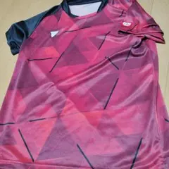 卓球ウェア 赤と黒の幾何学模様