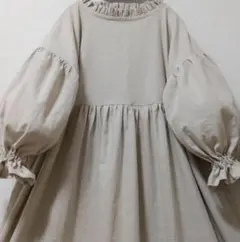 ベージュ フリル付きバルーンスリーブワンピース