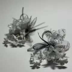 ホワイトシルバー　花形コサージュ　2個セット　ヘアアクセサリー　ブローチ