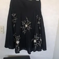 ZARA BASIC 黒の刺繍入りスカート Lのサムネイル
