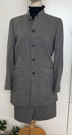 グレー ウール混合 セットアップ ノーカラー ジャケットとラップスカート