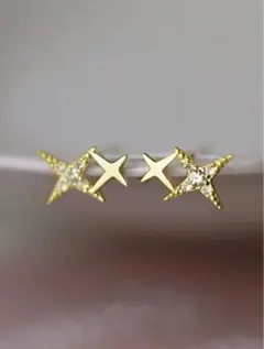 星形金色ピアス ストーン付き　可愛い　お洒落　個性的　カジュアル　新品　未使用