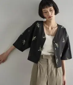 フラワーエンブロイダリータックスリーブクロップドブラウス