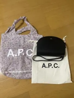 A.P.C. ハーフムーンバッグ ブラックのサムネイル