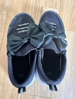 リボン付き黒キッズシューズ 22.0 西松屋