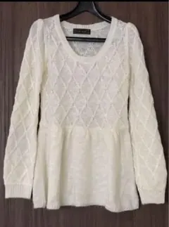 CECIL McBEE パール調ビーズ付ペプラムセーター