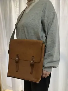 ブラウンレザー ショルダーバッグ フラップ付き