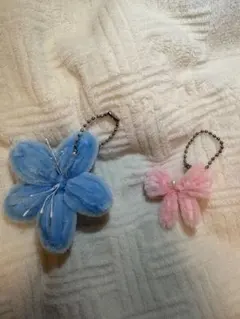 キ－チェーン　キーホルダー　ファー素材の花と蝶のチャームセット