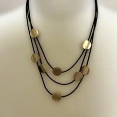 多層デザイン ネックレス 金属パーツ付き