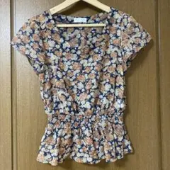 イーハイフン　花柄　半袖トップスのサムネイル