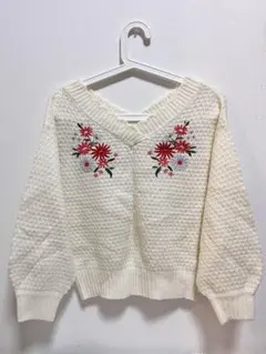 週末セール　アイボリー 花柄刺繍 Vネックニット　olive des olive