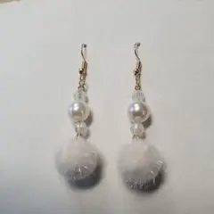 ハンドメイドピアス　白ボンボンにパールアクセサリー