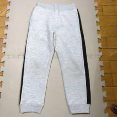 グレーの長ズボン サイドストライプ付き 120 ポケット3つ