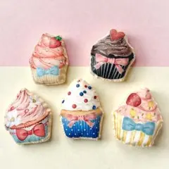 カップケーキ フェルトマグネット、ブローチ 選べる3個セット ハンドメイド♡
