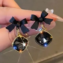 大人気 リボンモチーフ ビジューピアス 黒 金 スクエア ドロップ キラキラ
