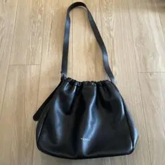 黒い合成皮革のショルダーバッグ