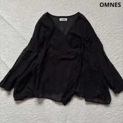 【美品】OMNES オムネス　シアーカシュクールブラウス　リボン　黒　長袖　Fのサムネイル