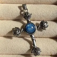 天然カイヤナイト クロス シルバー調 アンティーク 十字架ペンダント ローズ装飾