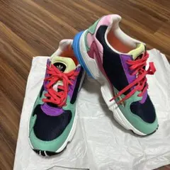 adidas マルチカラー スニーカー