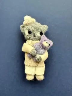 ★羊毛フェルト　猫ブローチ　テディベア持ち猫