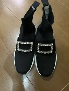 diana ビジュー付き黒スニーカー