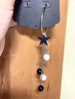 星型チャームの片耳用ロングピアス