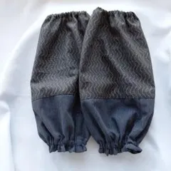 ハンドメイド　黒地にベージュドット波模様×グレーシャンブレー生地のアームカバー