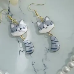 【イヤリング変更可能】ゆらゆら　しっぽが揺れる　サバ猫のピアス【No.452】