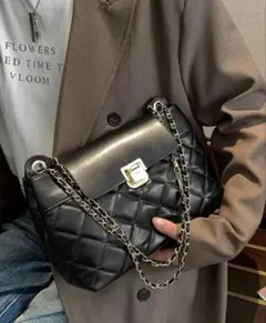 黒いキルティングクラッチバッグ
