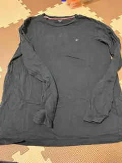 黒の長袖シャツ ロゴ入り