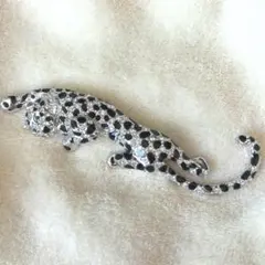 未使用⭐︎ヒョウデザイン ブローチ ストーン装飾　磁気ブローチ