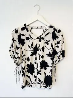 断捨離の為お値下げ中⭐️【H&M 】フラワープリント　半袖トップス　美品