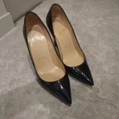 Christian Louboutin 黒エナメルハイヒール