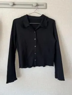 黒いボタン付き長袖シャツ