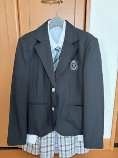 黒のエンブレム付きブレザー