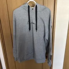 グレー パーカー 袖スリットデザイン