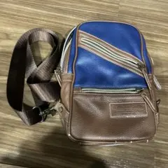 青と茶色のショルダーバッグ