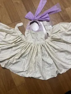 MARLMARL フリル付きエプロン クリーム色 紫色リボン