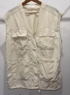 クリーム色　ベスト