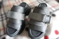 JEANASIS グレー ストラップサンダルのサムネイル