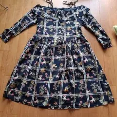 夢展望 Newmyme 新品タグ付き 紺地花柄チェックオフショルダー ワンピースのサムネイル