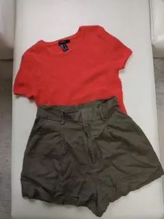 Forever 21 オレンジニット半袖とカーキショートパンツセット