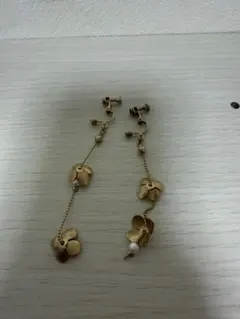 花モチーフ ゴールド イヤリング