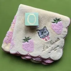 LADURÉE ネコとイチゴ柄 黄色のタオルハンカチのサムネイル