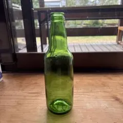 緑色ガラスボトル