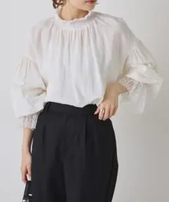 PUAL CE CIN 襟袖レース ブラウスのサムネイル